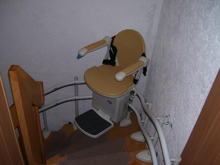 treppenlift-zschopau Treppenlift steht in einer Kurve
