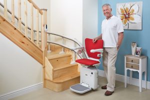 Treppenlift-Mitterteich-Mann-am-Treppenlift Treppenlift-Mitterteich-Mann-am-Treppenlift