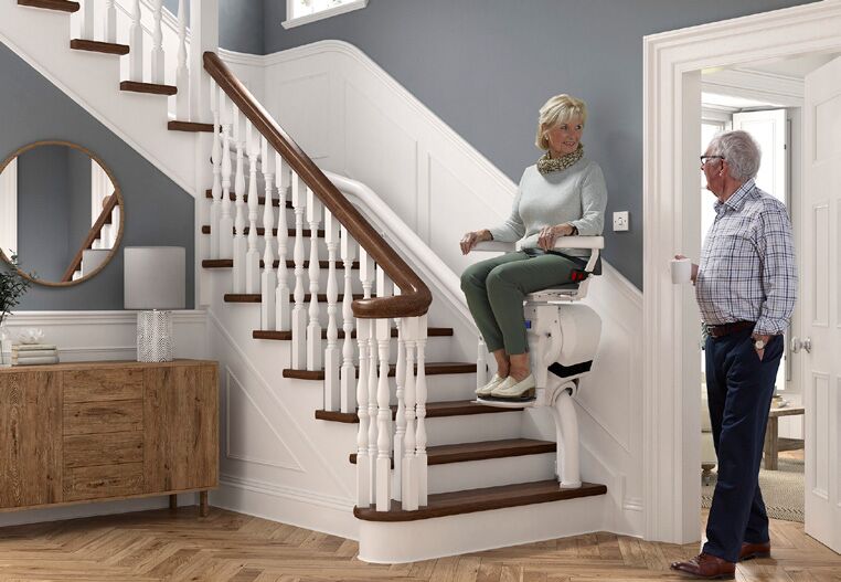 treppenlift-Mitterteich-frau-auf-treppe treppenlift-Mitterteich-frau-auf-treppe