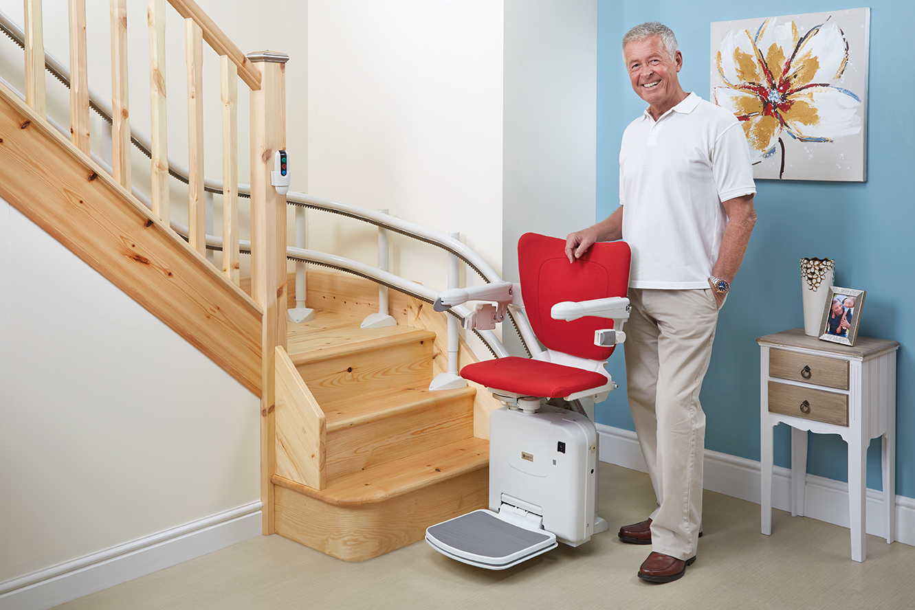 Treppenlift-Sehmatal-Mann-am-Treppenlift Treppenlift-Sehmatal-Mann-am-Treppenlift